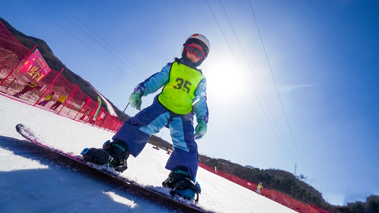 2022年少儿滑雪冬令营，开始报名了。这个冬天你可以给孩子一个不一样的冬天！