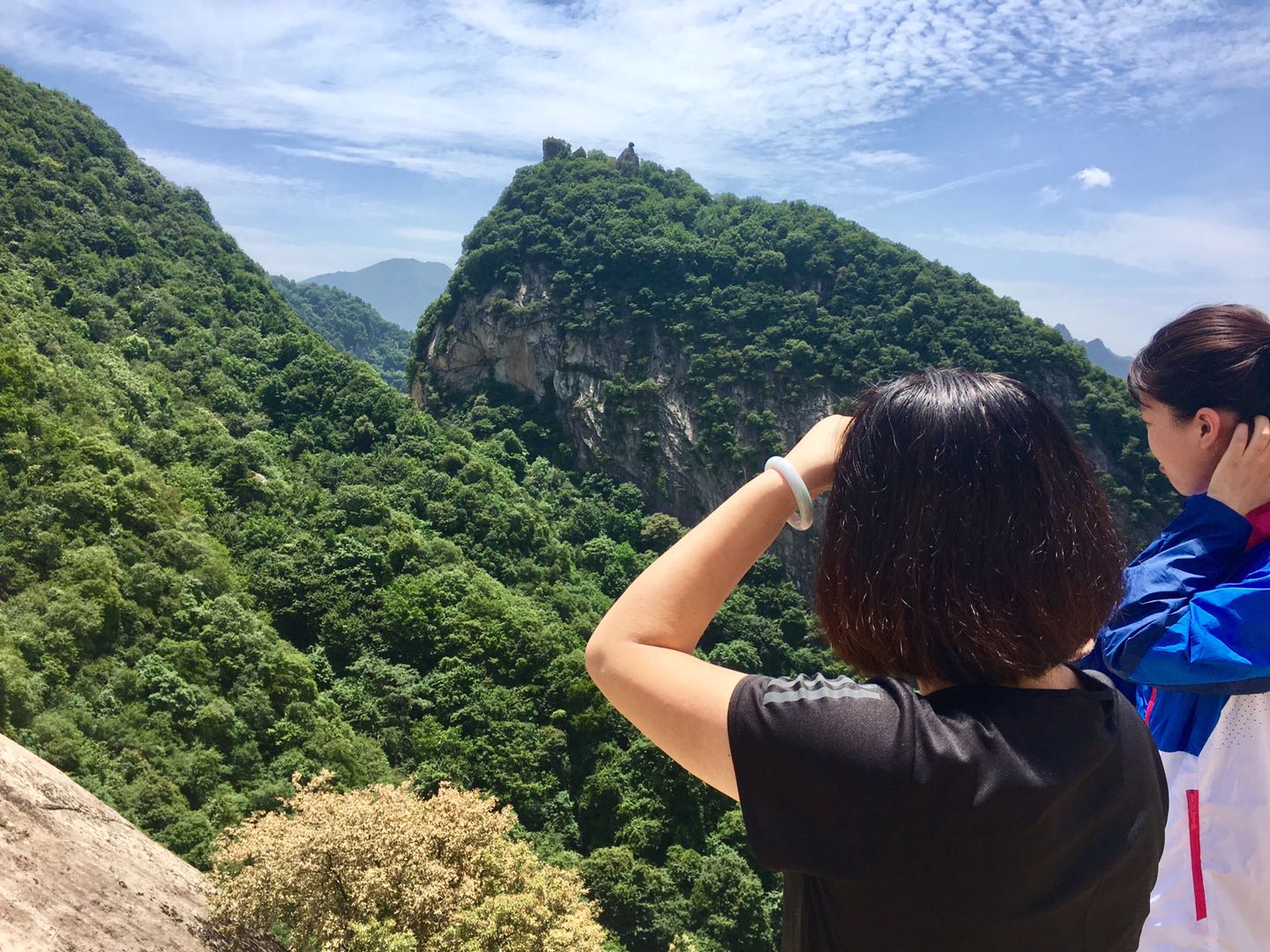 跟随丑小鸭户外登顶嘉午台